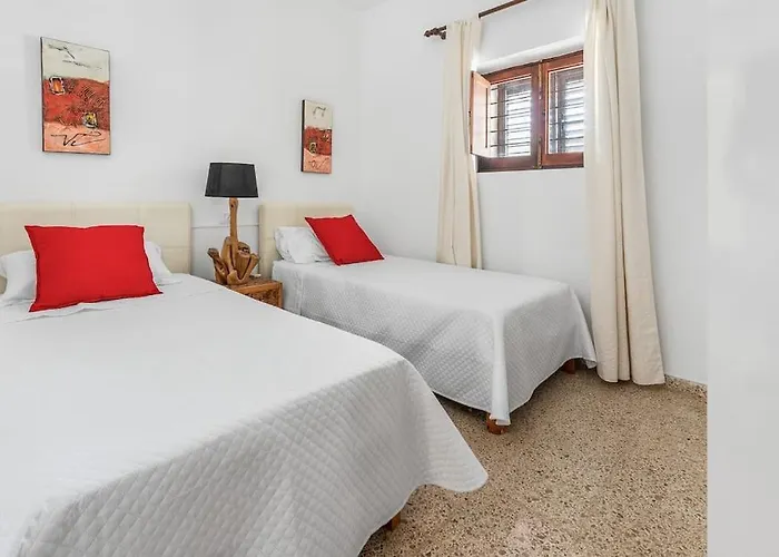 8 Guests Large Villa Near Bossa Beaches & Airport