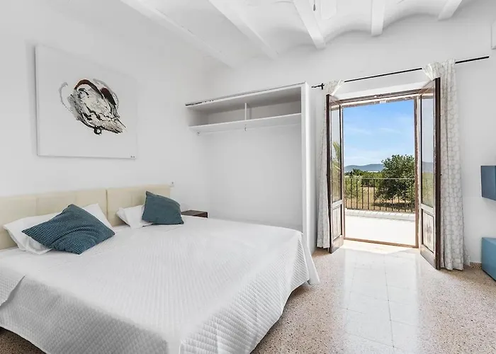 8 Guests Large Villa Near Bossa Beaches & Airport